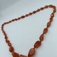 Halskette mit rotbraunen Schmucksteinen in Naturform