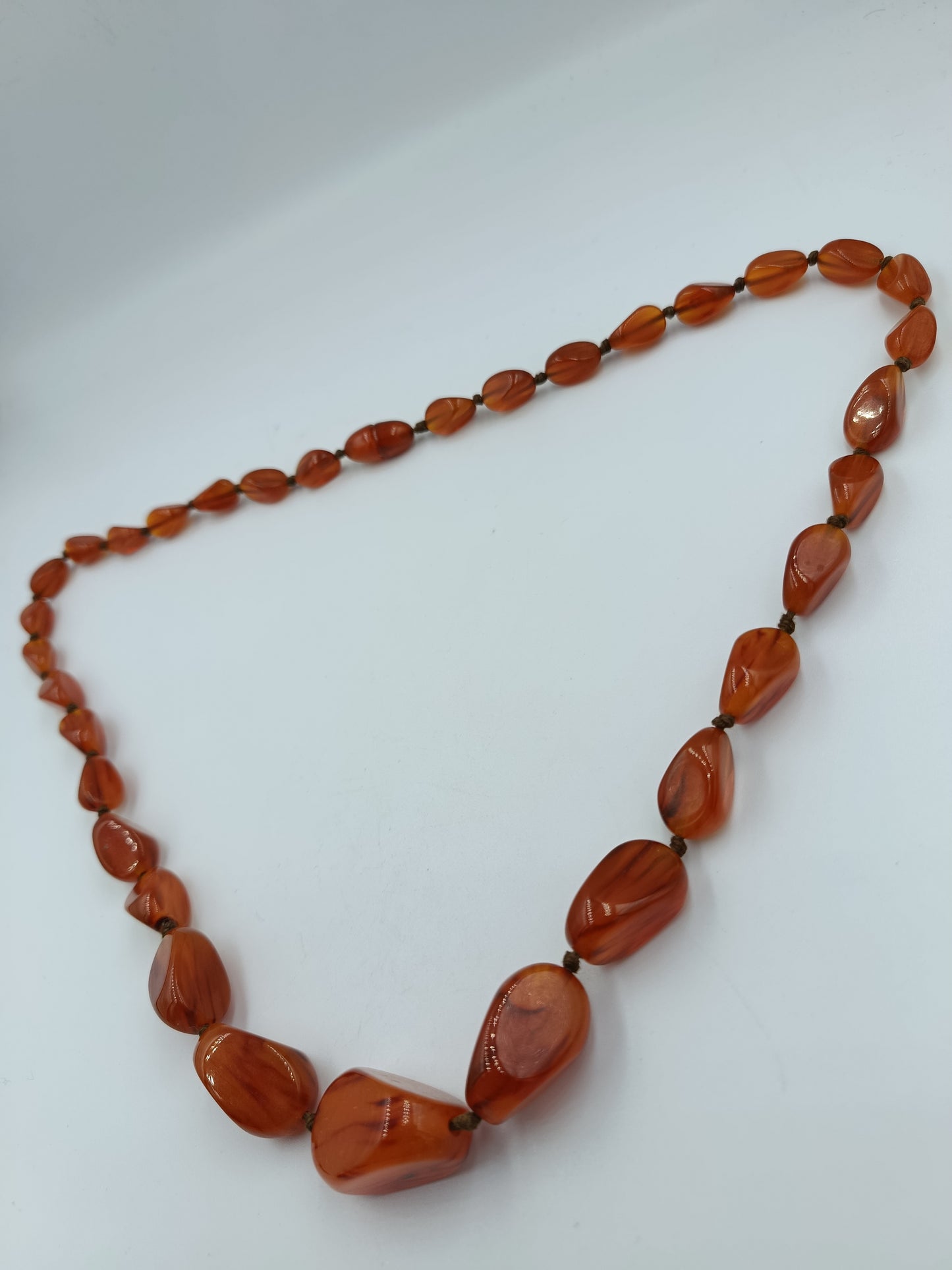 Halskette mit rotbraunen Schmucksteinen in Naturform