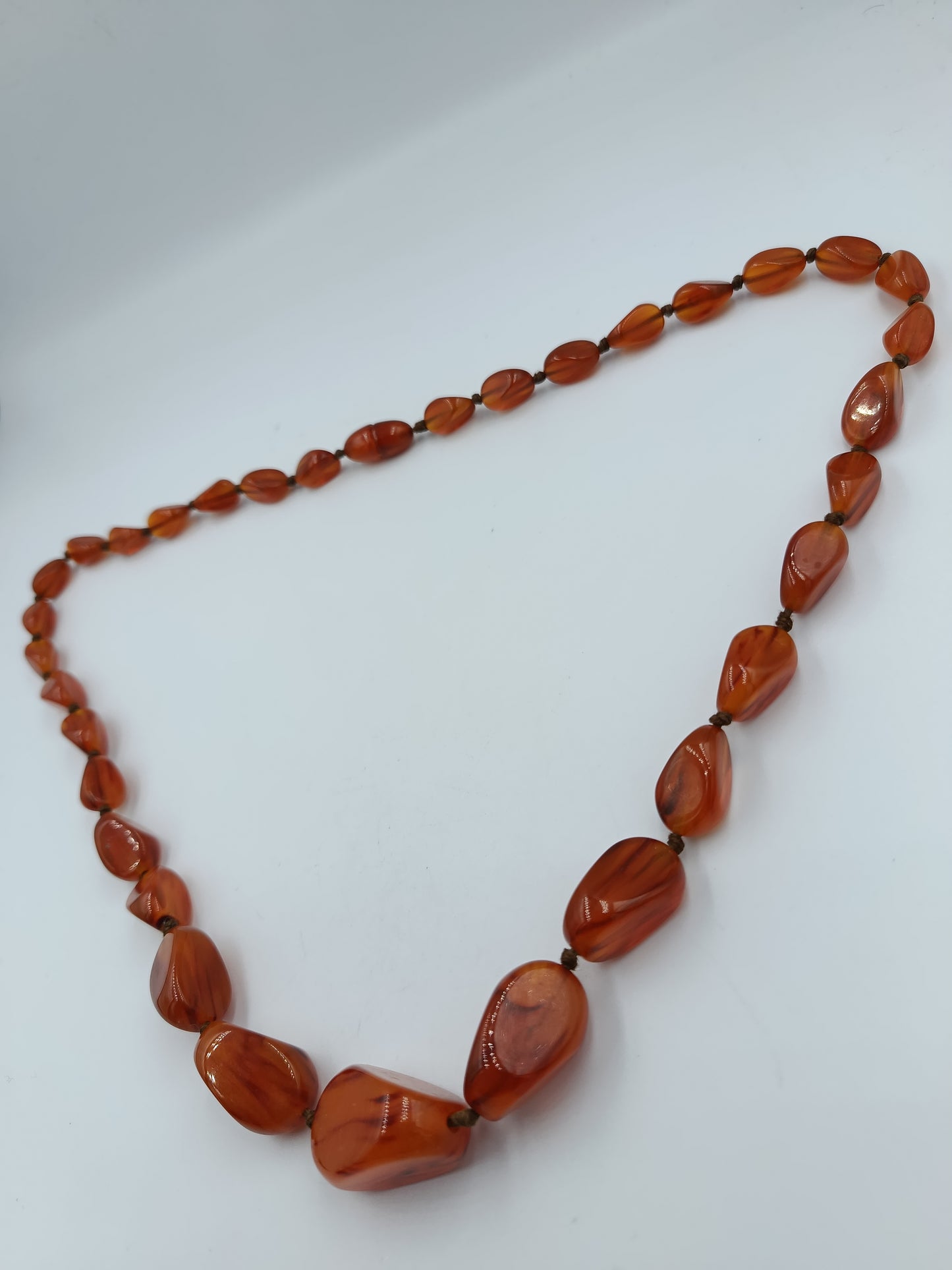 Halskette mit rotbraunen Schmucksteinen in Naturform