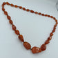 Halskette mit rotbraunen Schmucksteinen in Naturform