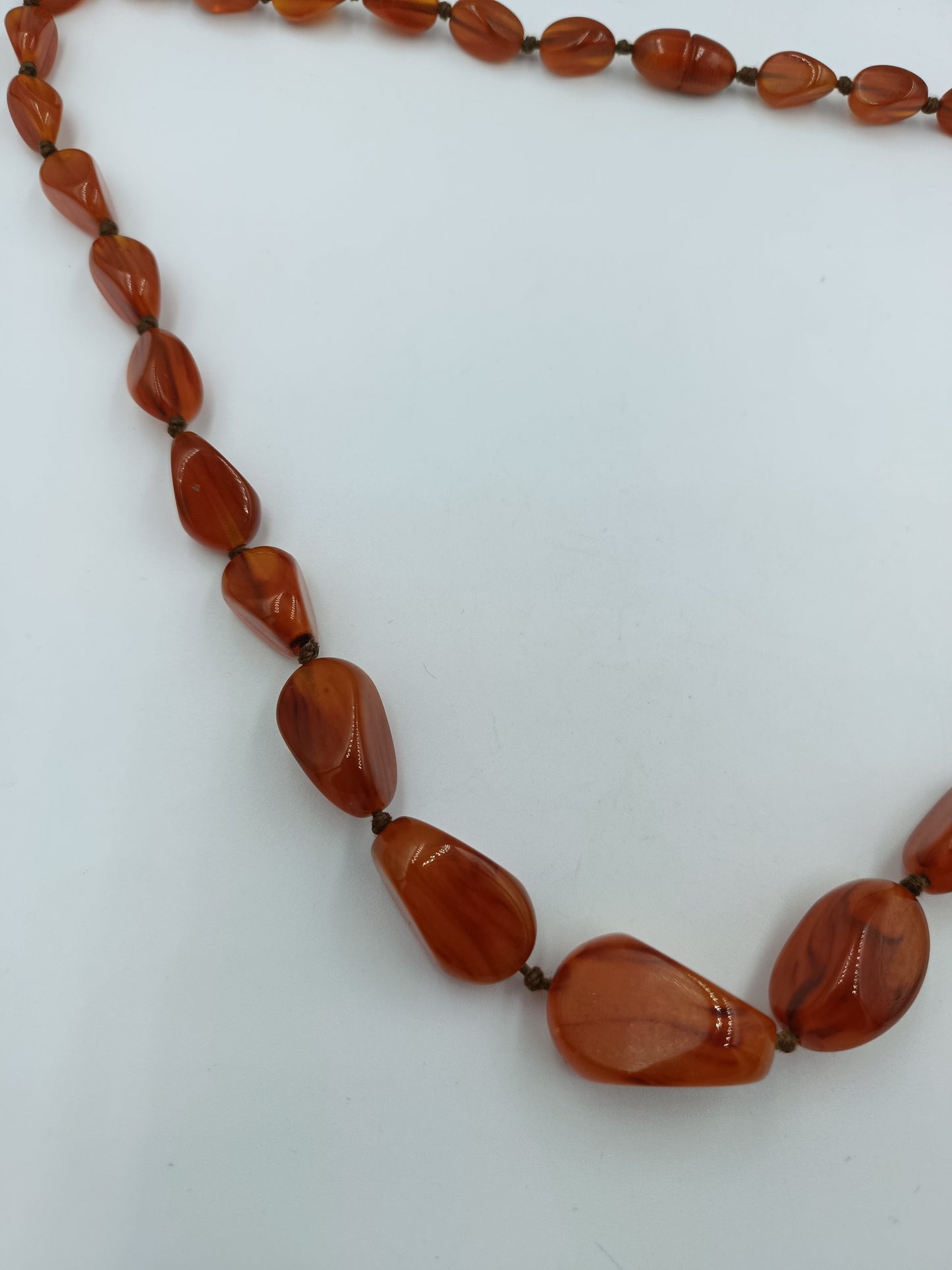 Halskette mit rotbraunen Schmucksteinen in Naturform