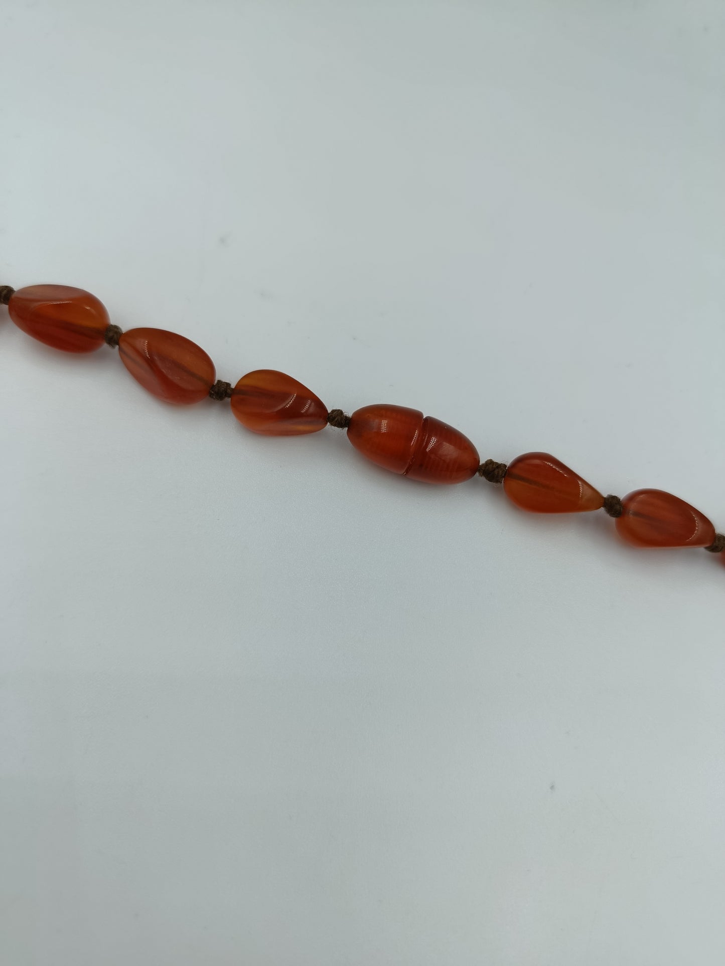 Halskette mit rotbraunen Schmucksteinen in Naturform