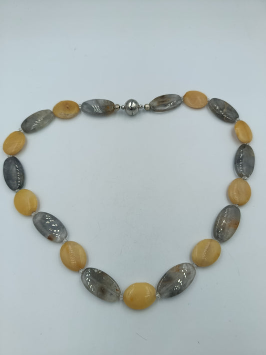 Elegante Halskette mit gelben und grauen Schmucksteinen
