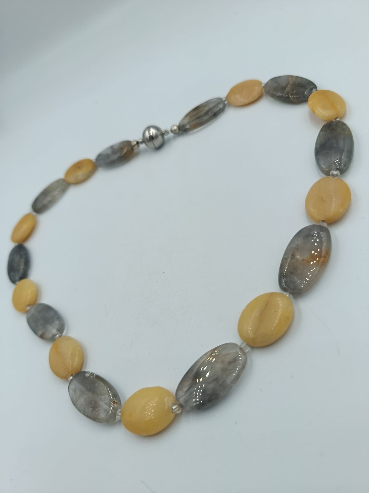 Elegante Halskette mit gelben und grauen Schmucksteinen