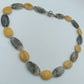 Elegante Halskette mit gelben und grauen Schmucksteinen