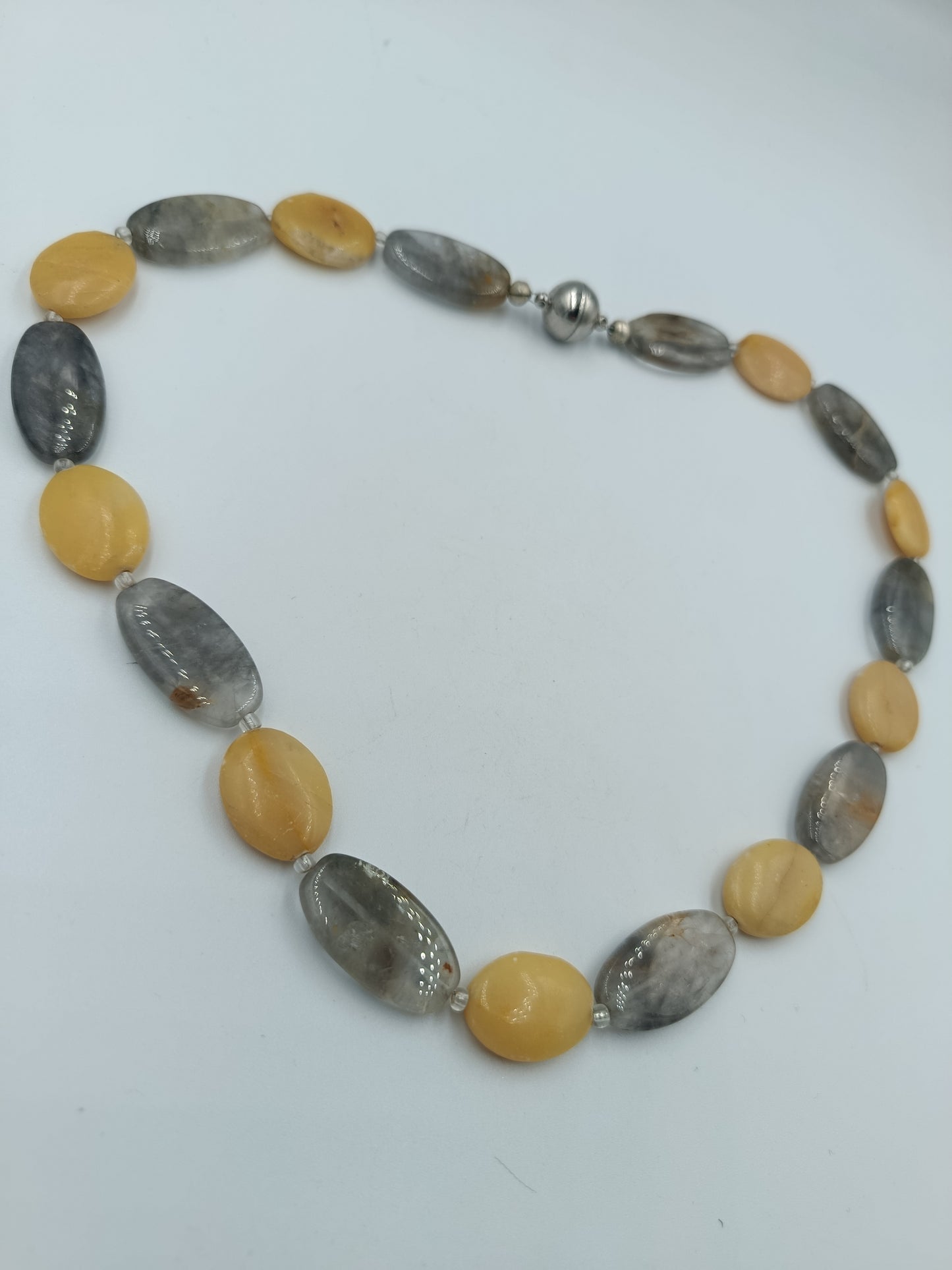 Elegante Halskette mit gelben und grauen Schmucksteinen