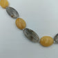 Elegante Halskette mit gelben und grauen Schmucksteinen