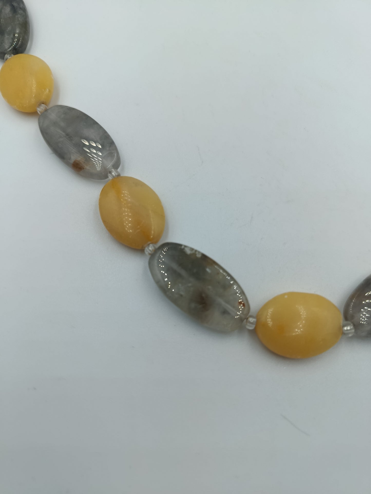 Elegante Halskette mit gelben und grauen Schmucksteinen