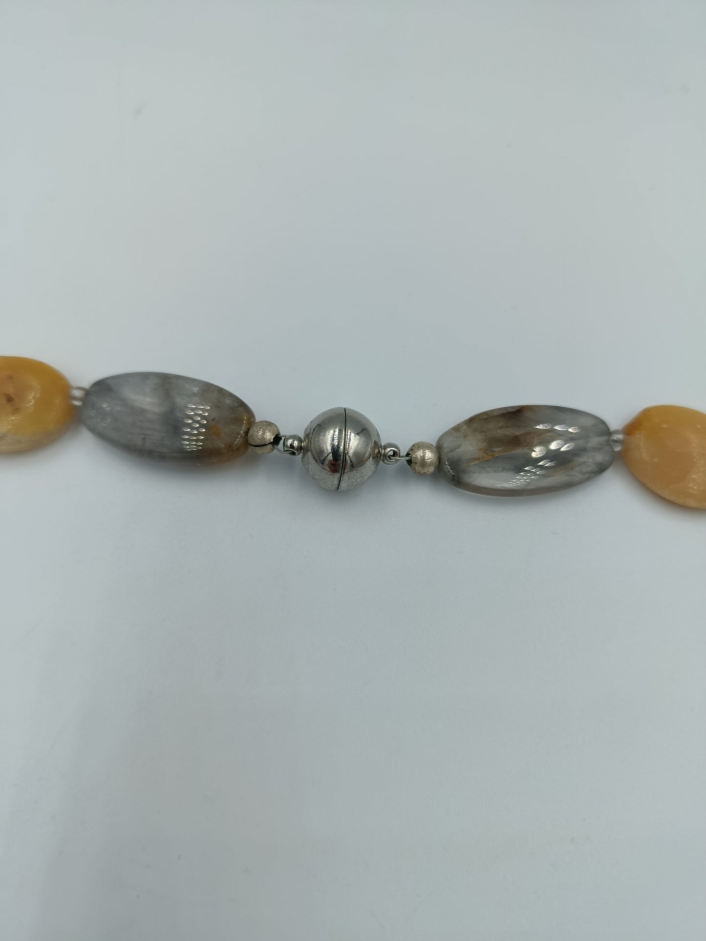 Elegante Halskette mit gelben und grauen Schmucksteinen