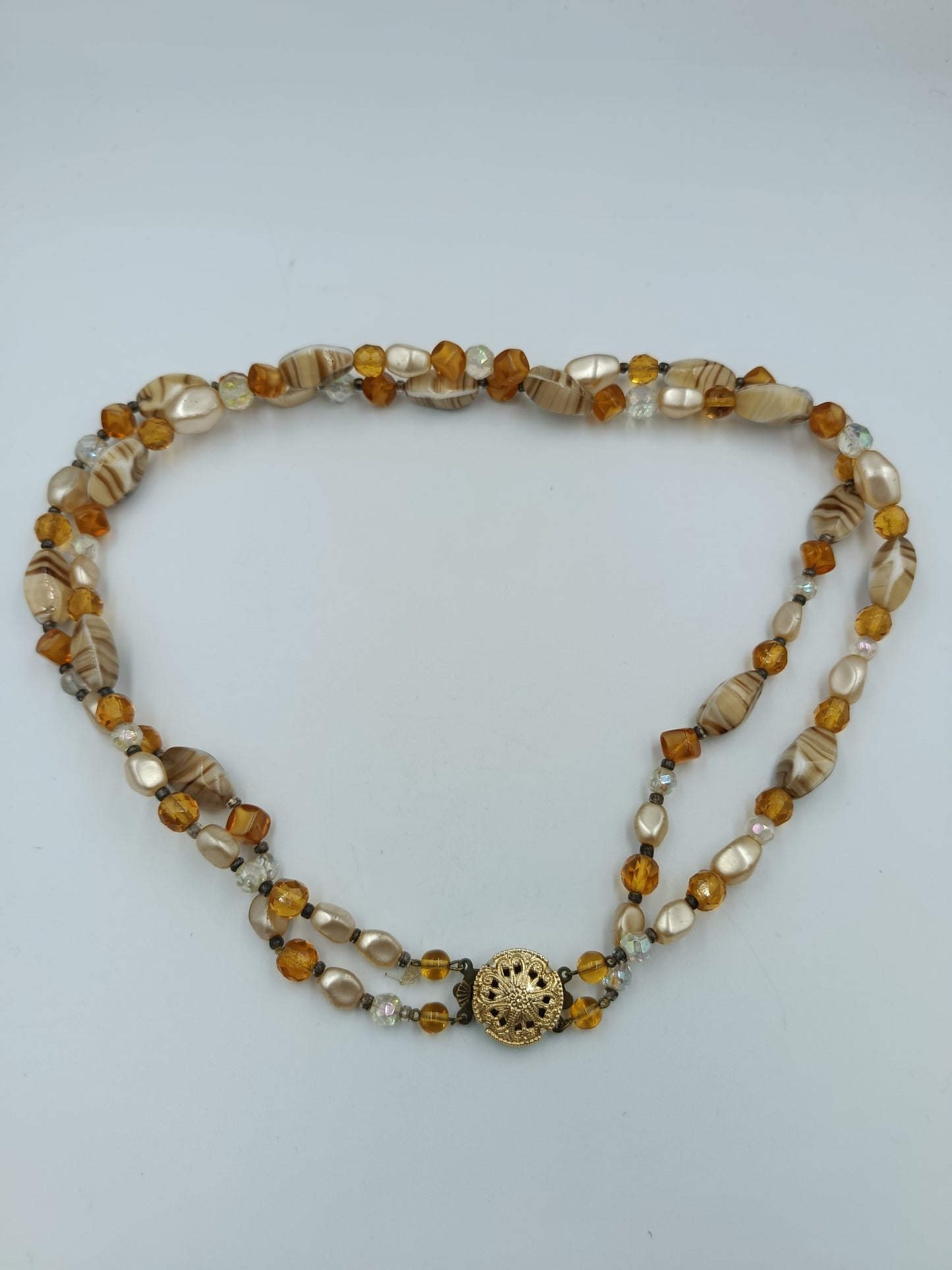 Zweireihige Halskette mit Glasperlen und vergoldetem Zierschloss