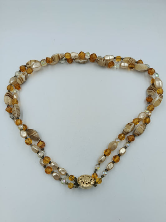 Zweireihige Halskette mit Glasperlen und vergoldetem Zierschloss