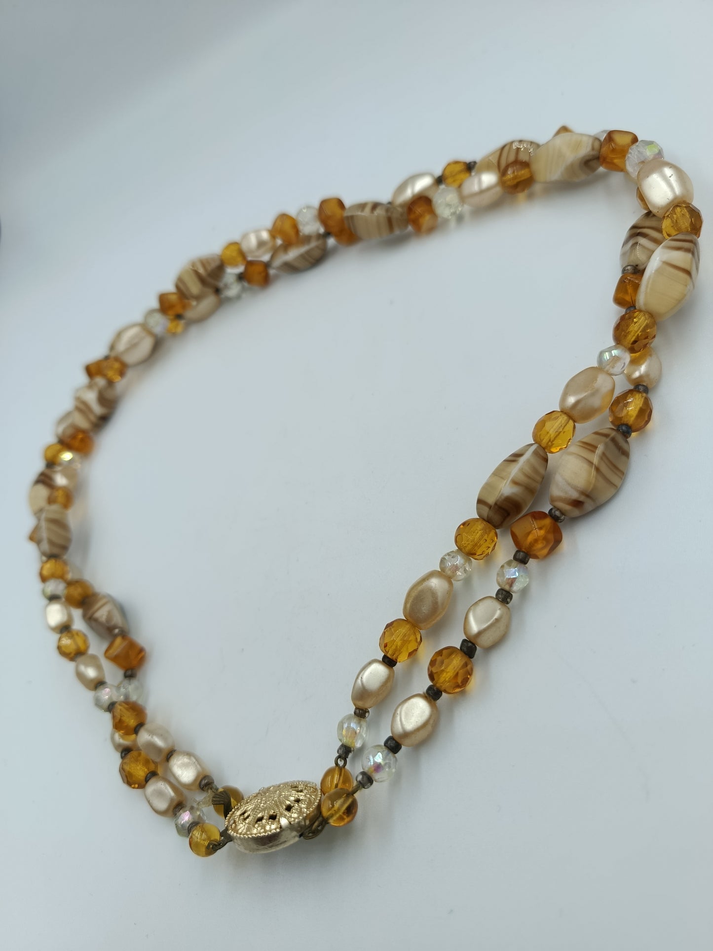 Zweireihige Halskette mit Glasperlen und vergoldetem Zierschloss