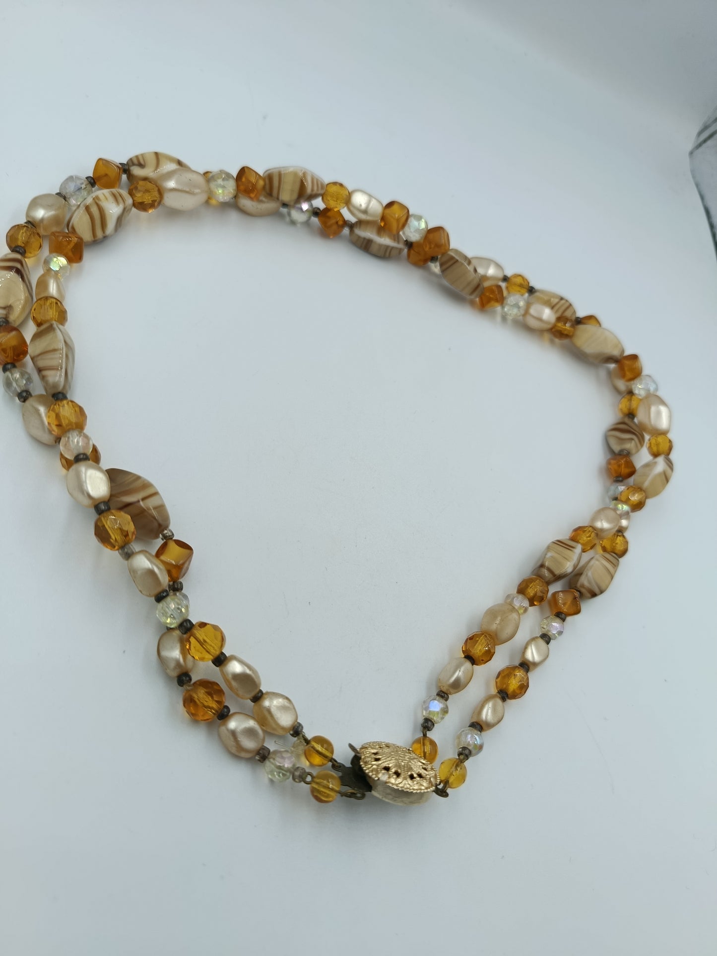 Zweireihige Halskette mit Glasperlen und vergoldetem Zierschloss