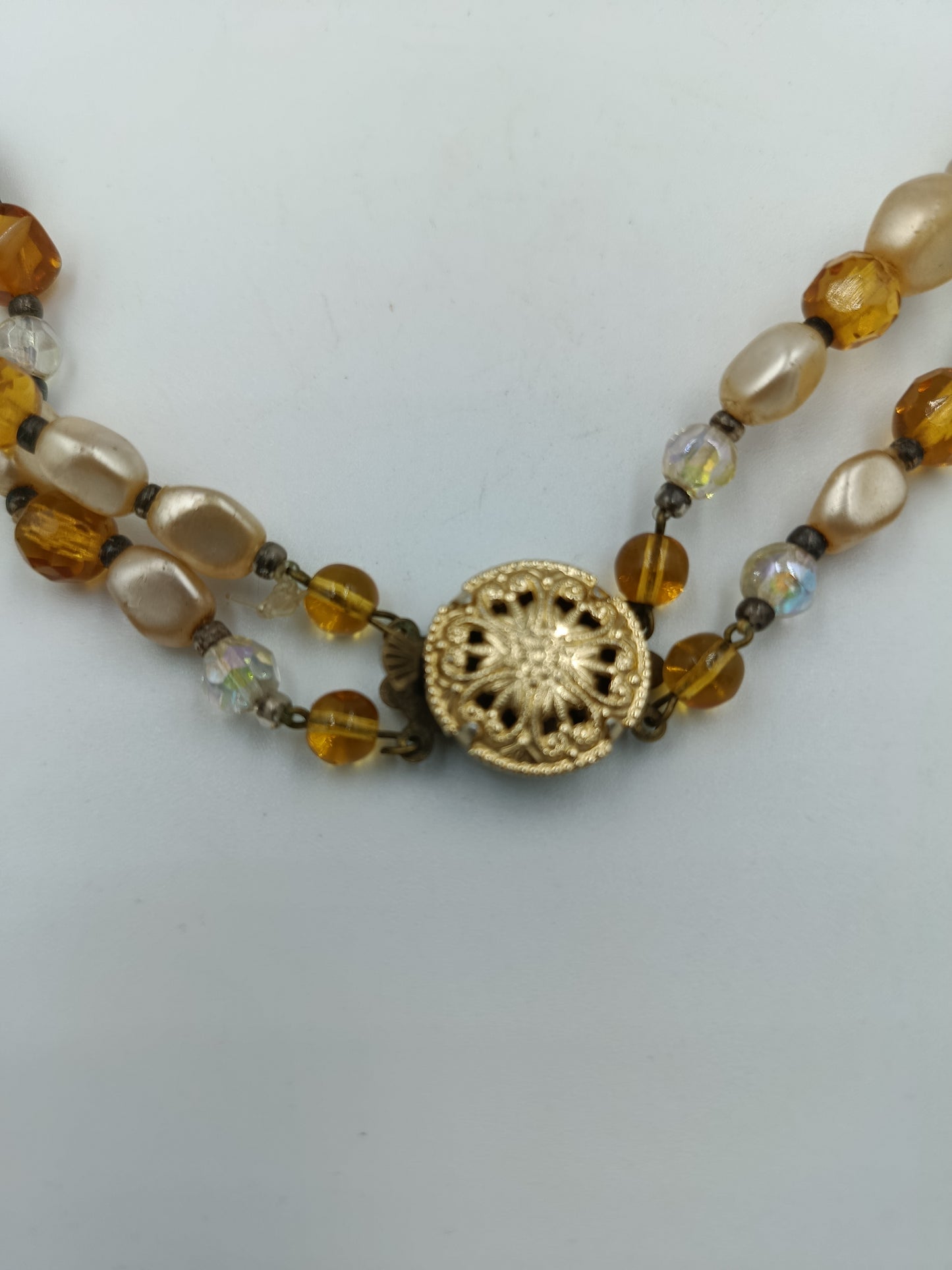 Zweireihige Halskette mit Glasperlen und vergoldetem Zierschloss