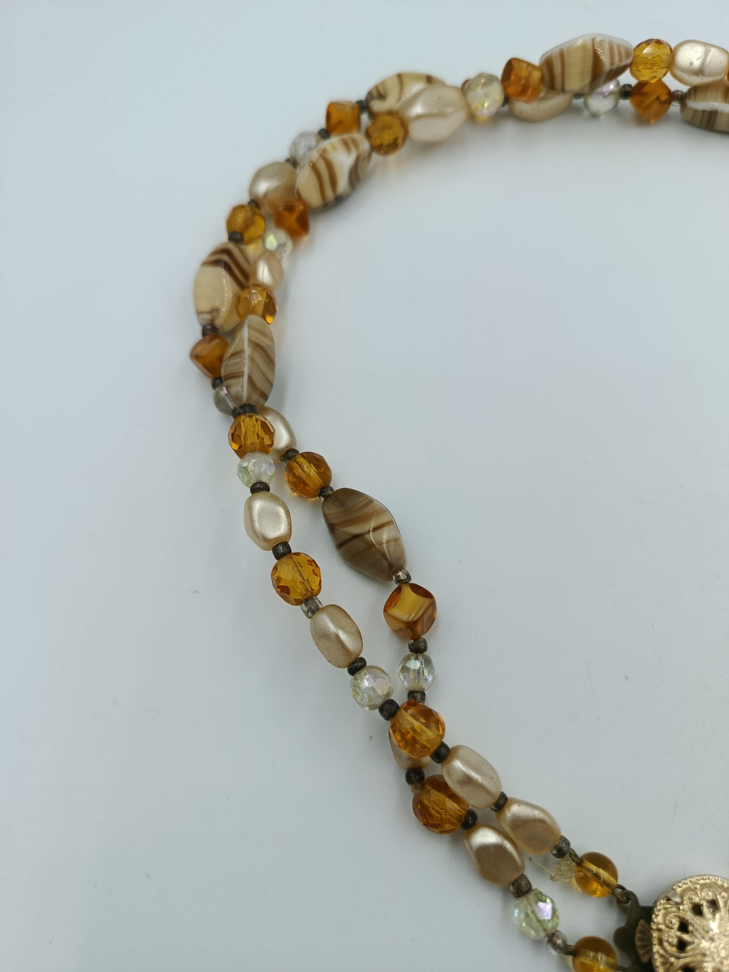 Zweireihige Halskette mit Glasperlen und vergoldetem Zierschloss