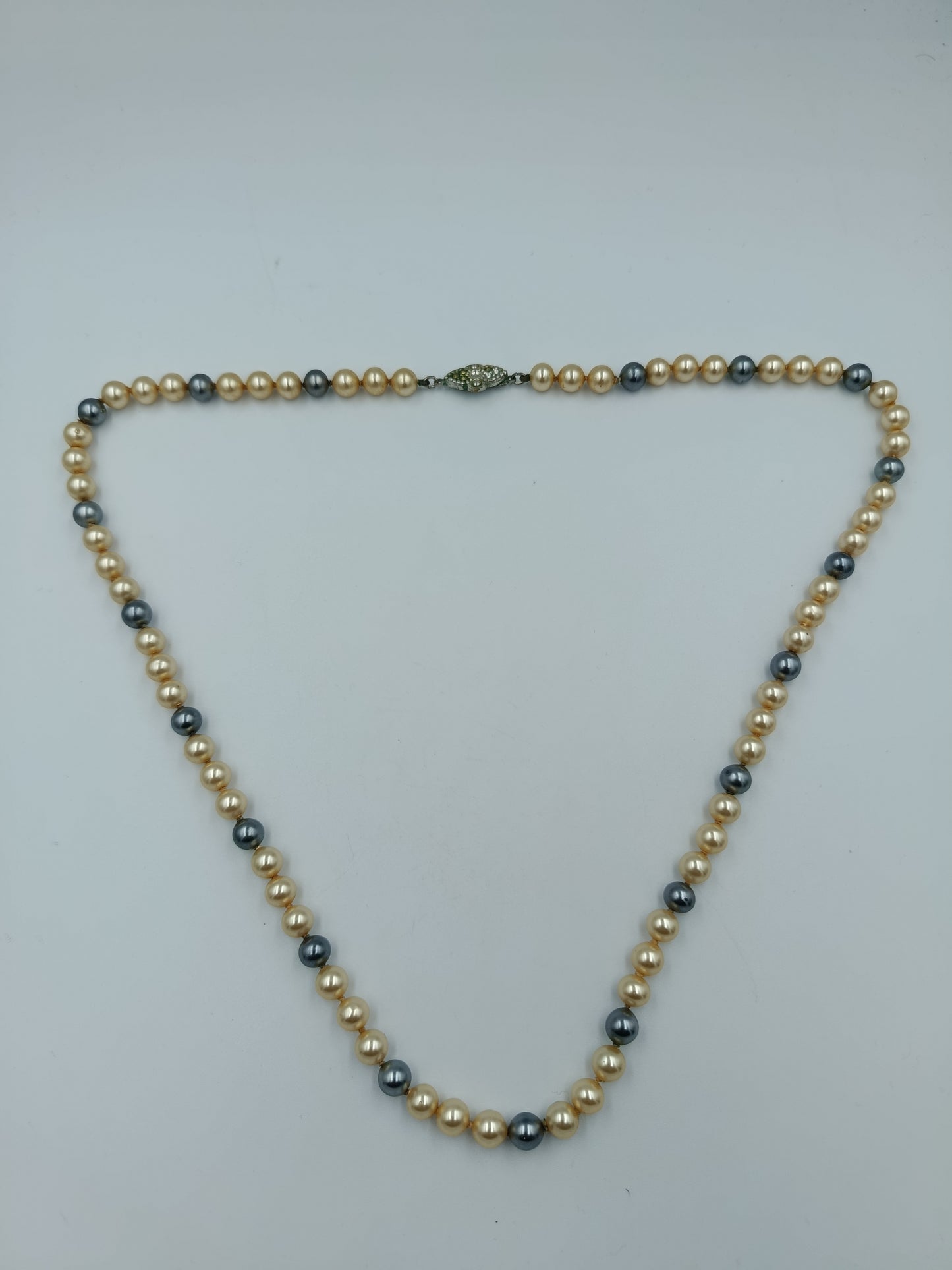 Klassische Perlenkette in Creme und Anthrazit mit Strassverschluss