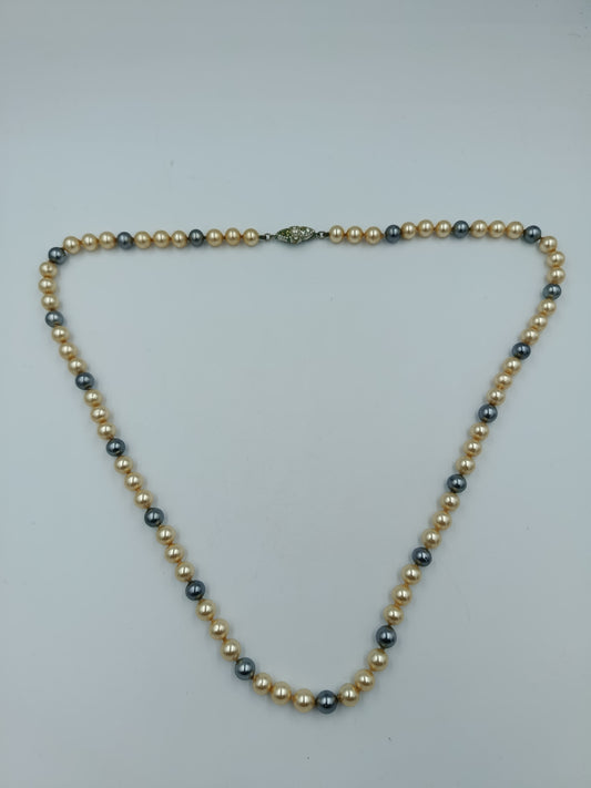 Klassische Perlenkette in Creme und Anthrazit mit Strassverschluss