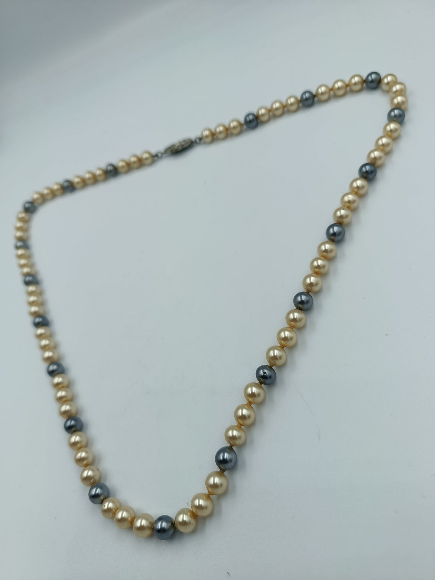 Klassische Perlenkette in Creme und Anthrazit mit Strassverschluss