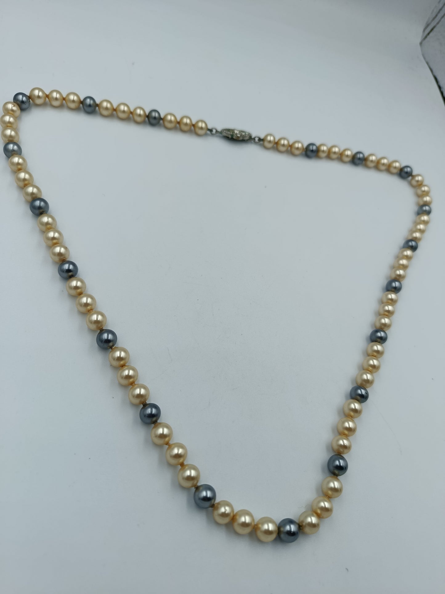 Klassische Perlenkette in Creme und Anthrazit mit Strassverschluss