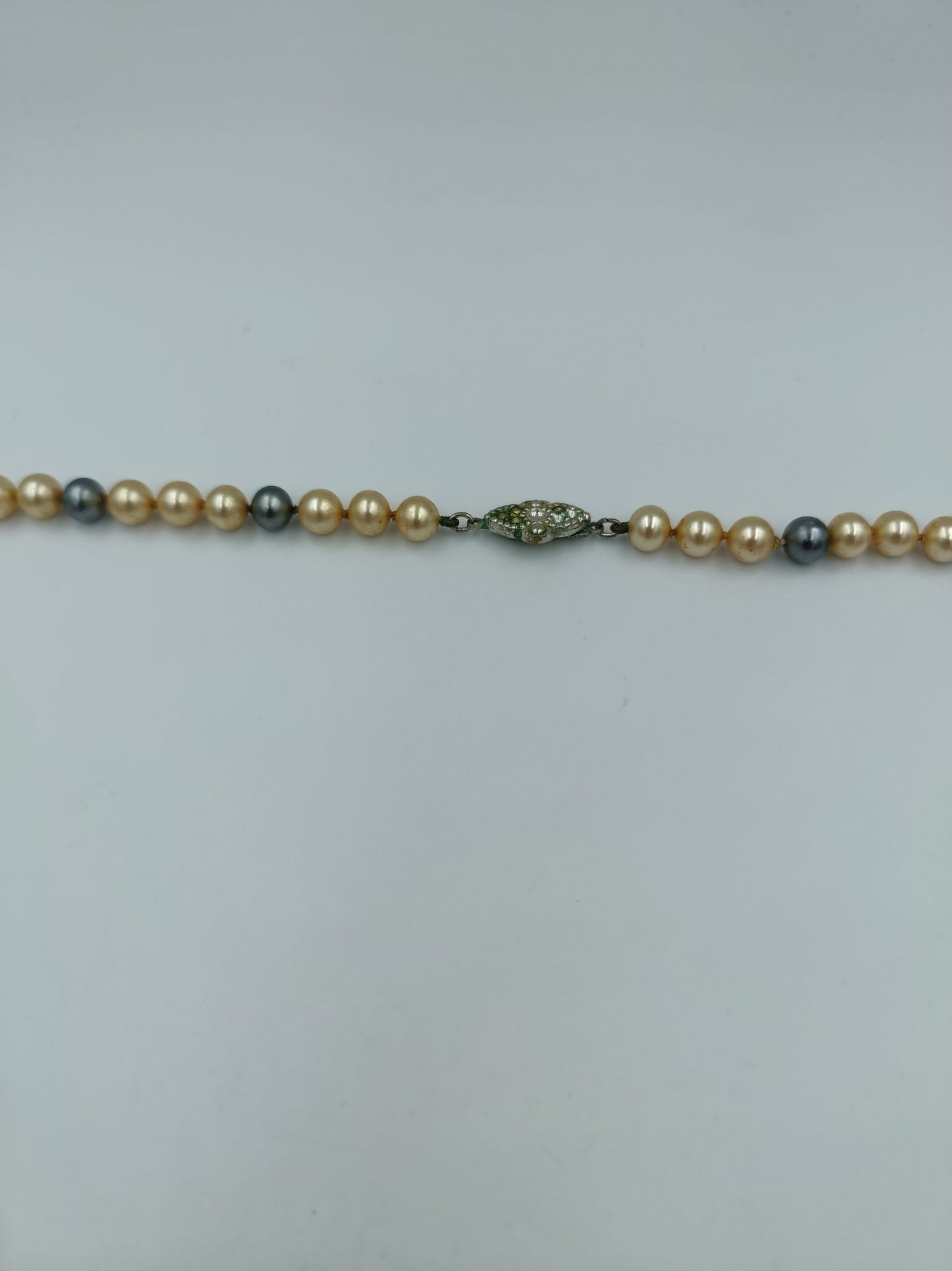 Klassische Perlenkette in Creme und Anthrazit mit Strassverschluss