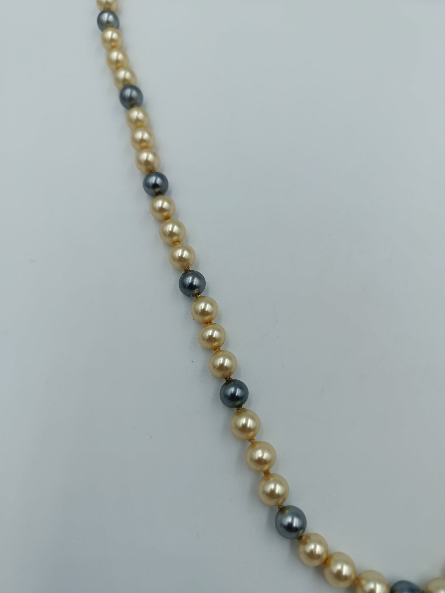 Klassische Perlenkette in Creme und Anthrazit mit Strassverschluss