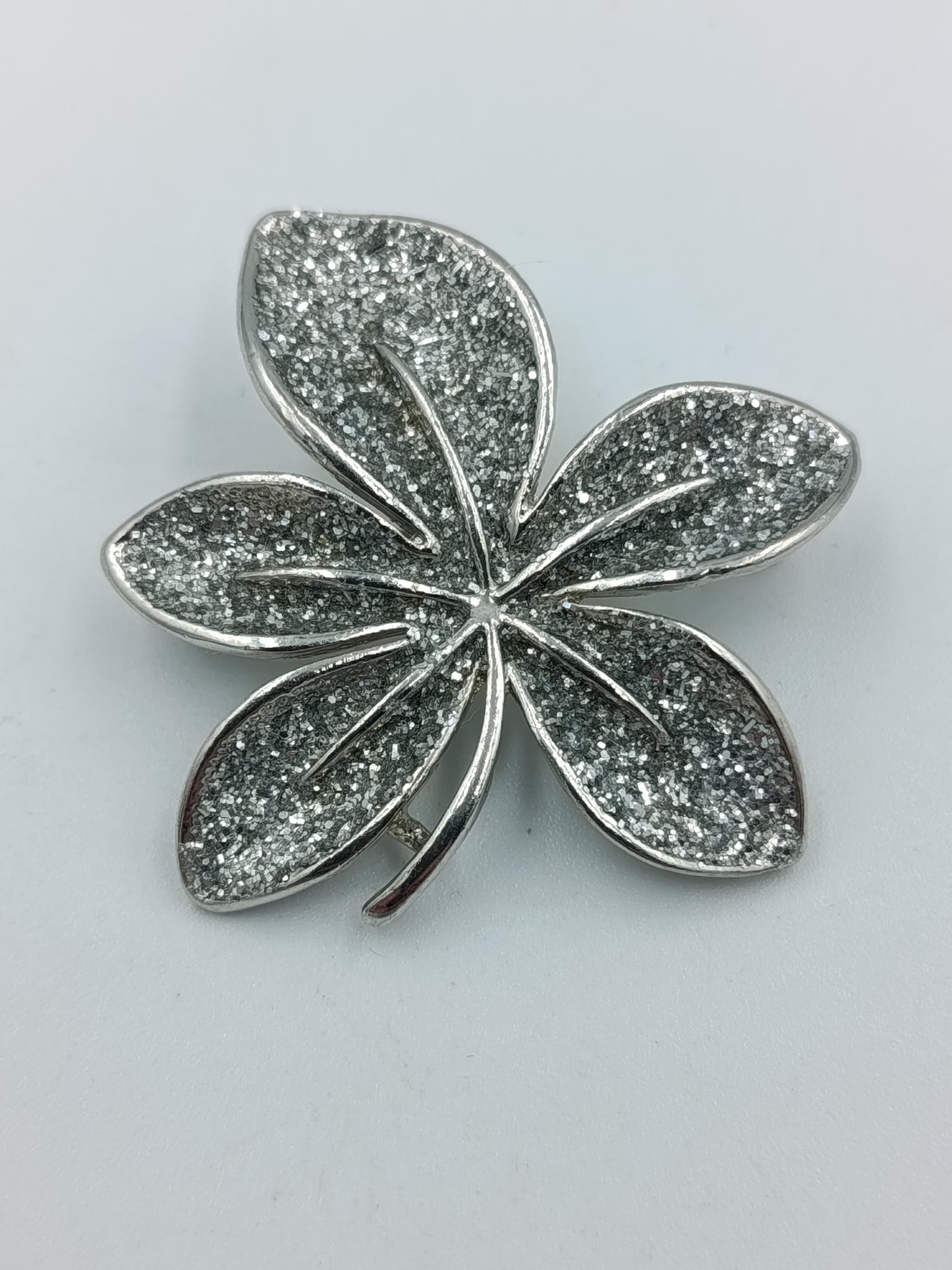 Funkelnde Blätter-Brosche in Silberoptik