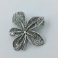 Funkelnde Blätter-Brosche in Silberoptik