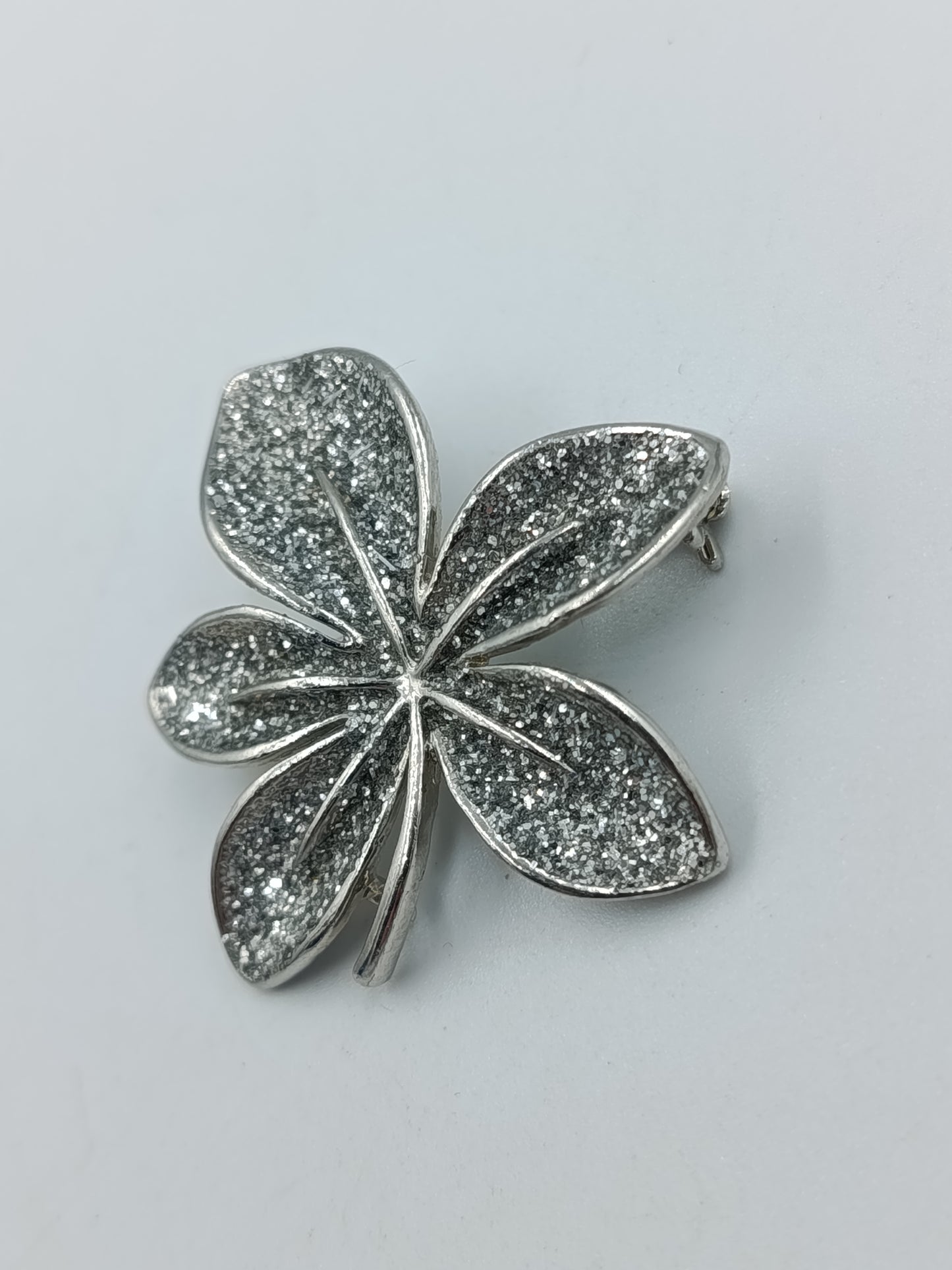 Funkelnde Blätter-Brosche in Silberoptik