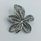 Funkelnde Blätter-Brosche in Silberoptik