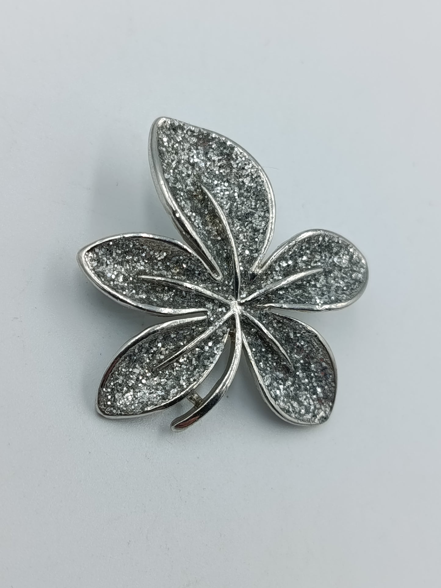 Funkelnde Blätter-Brosche in Silberoptik