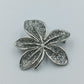 Funkelnde Blätter-Brosche in Silberoptik