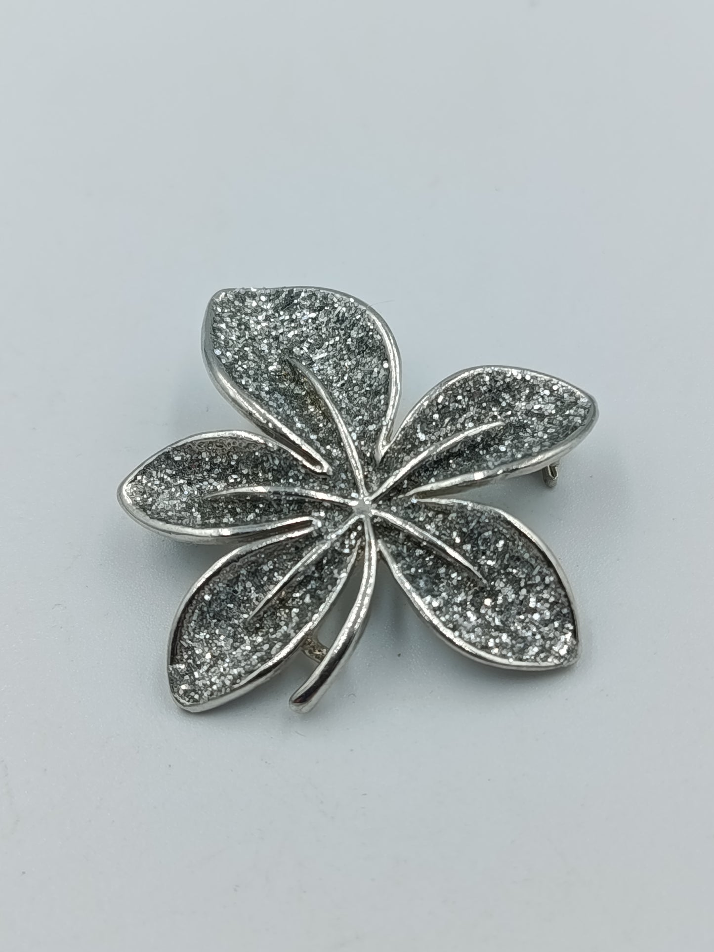 Funkelnde Blätter-Brosche in Silberoptik