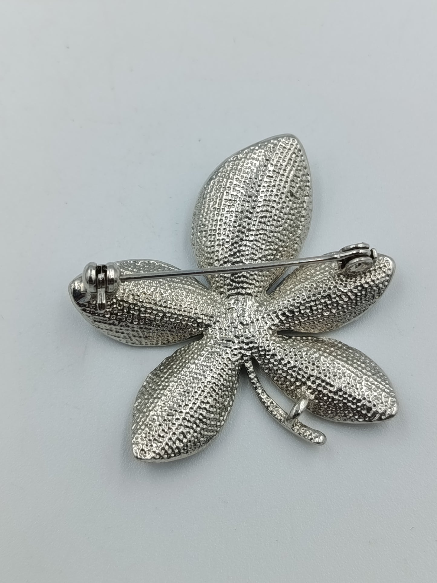 Funkelnde Blätter-Brosche in Silberoptik
