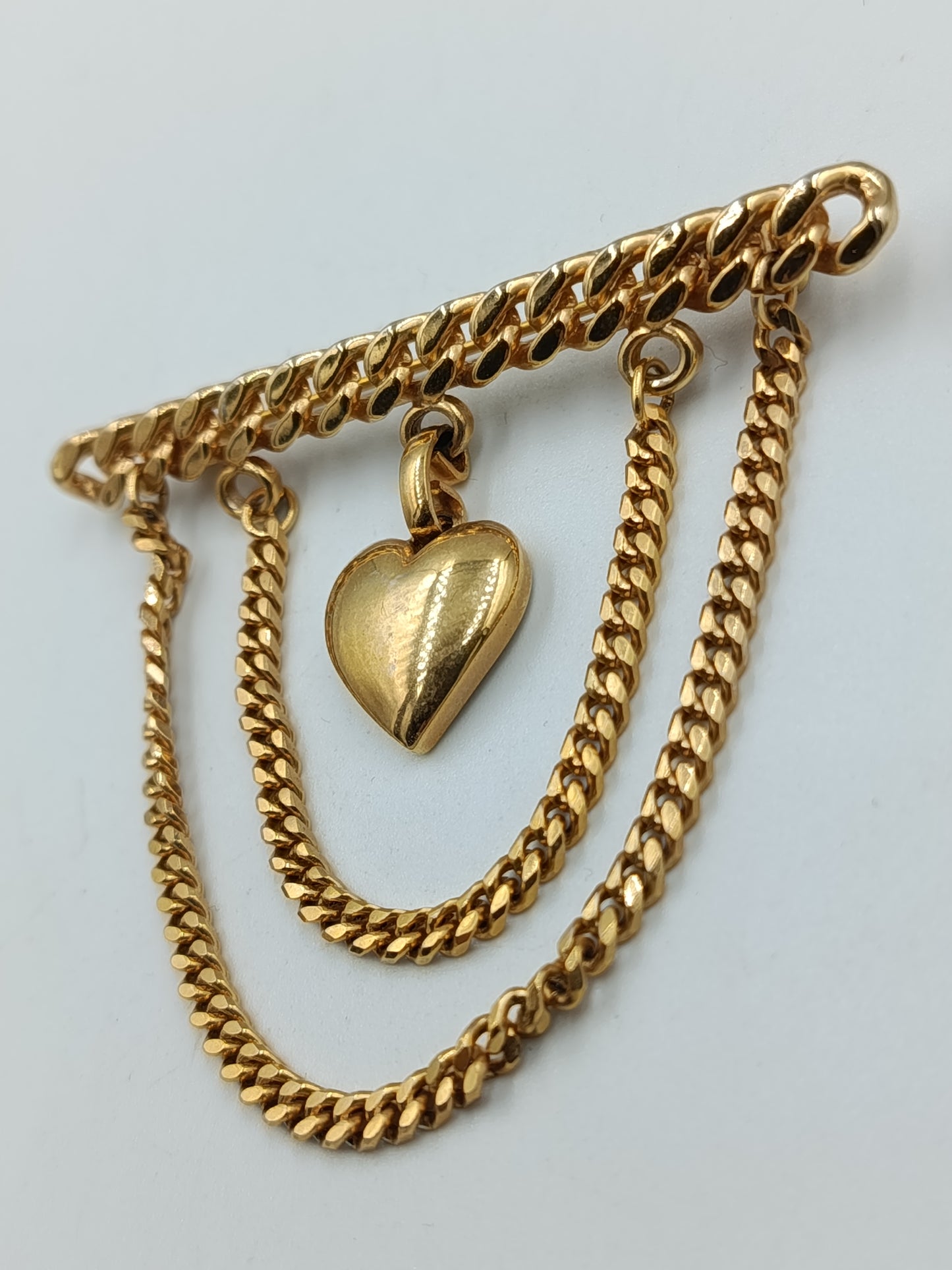 Goldfarbene Brosche mit Herz-Anhänger und Kettendetails