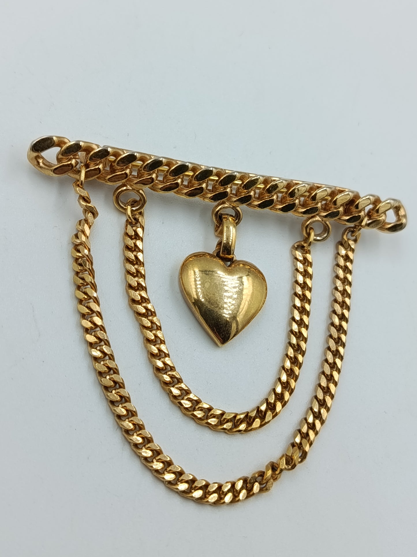 Goldfarbene Brosche mit Herz-Anhänger und Kettendetails