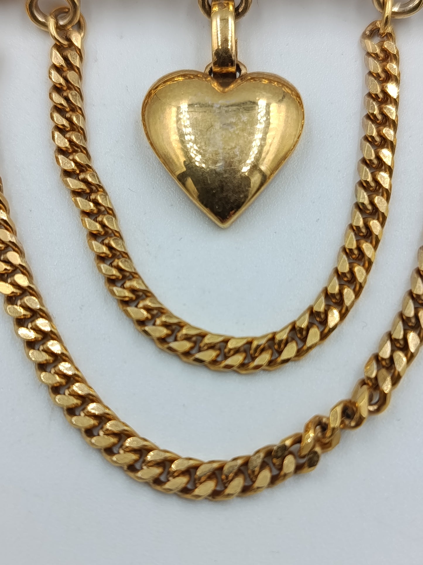 Goldfarbene Brosche mit Herz-Anhänger und Kettendetails