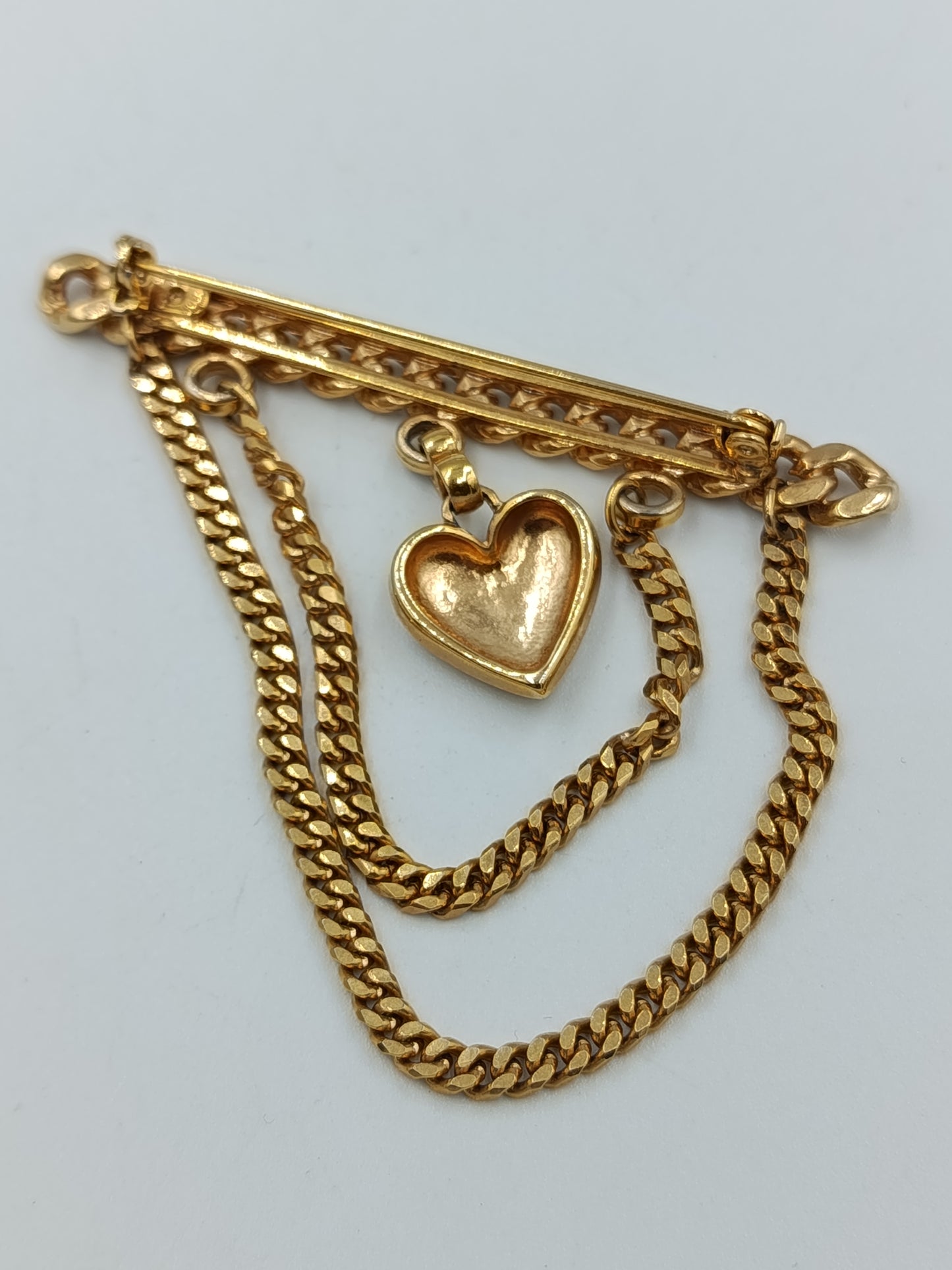 Goldfarbene Brosche mit Herz-Anhänger und Kettendetails