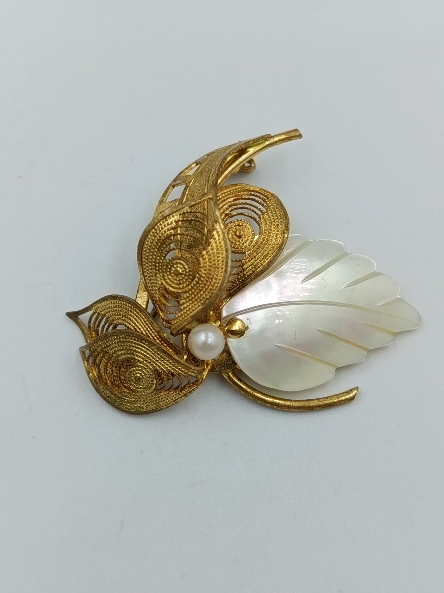Elegante Vintage-Brosche mit Perlmuttblatt und Goldfiligran