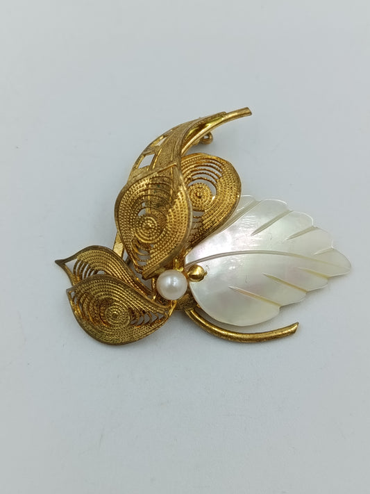 Elegante Vintage-Brosche mit Perlmuttblatt und Goldfiligran