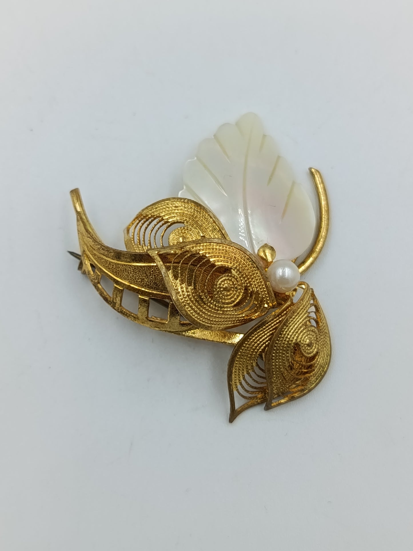Elegante Vintage-Brosche mit Perlmuttblatt und Goldfiligran