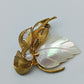 Elegante Vintage-Brosche mit Perlmuttblatt und Goldfiligran