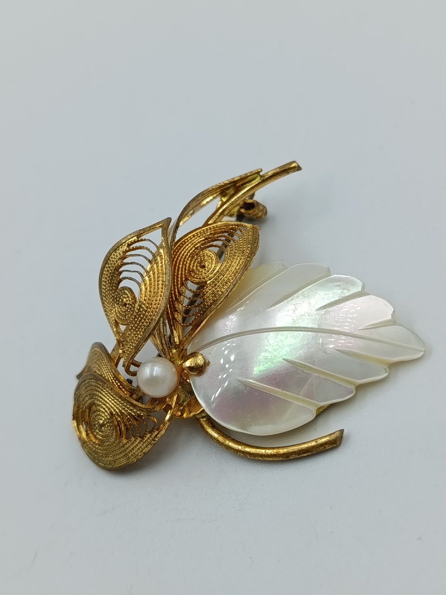Elegante Vintage-Brosche mit Perlmuttblatt und Goldfiligran