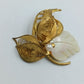 Elegante Vintage-Brosche mit Perlmuttblatt und Goldfiligran