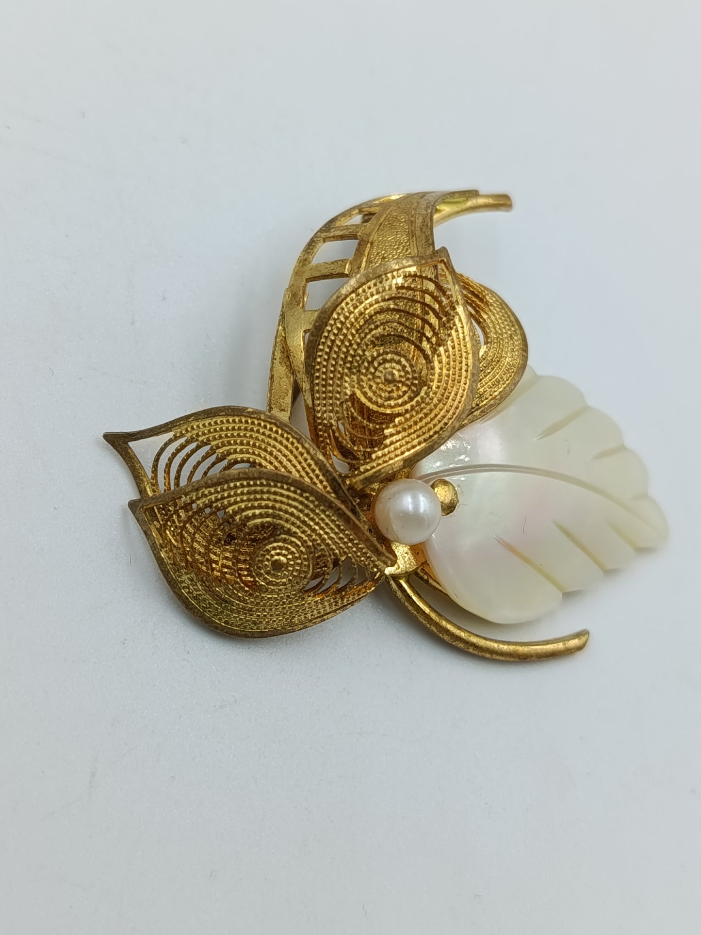 Elegante Vintage-Brosche mit Perlmuttblatt und Goldfiligran
