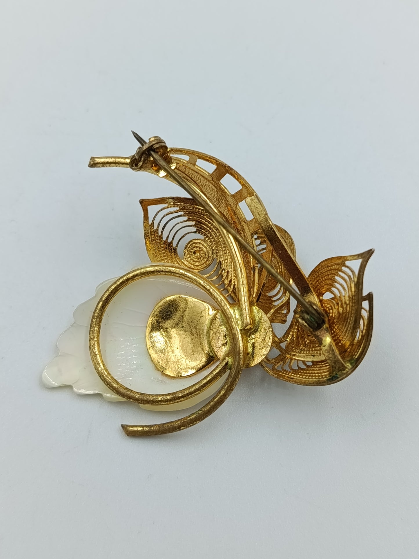 Elegante Vintage-Brosche mit Perlmuttblatt und Goldfiligran