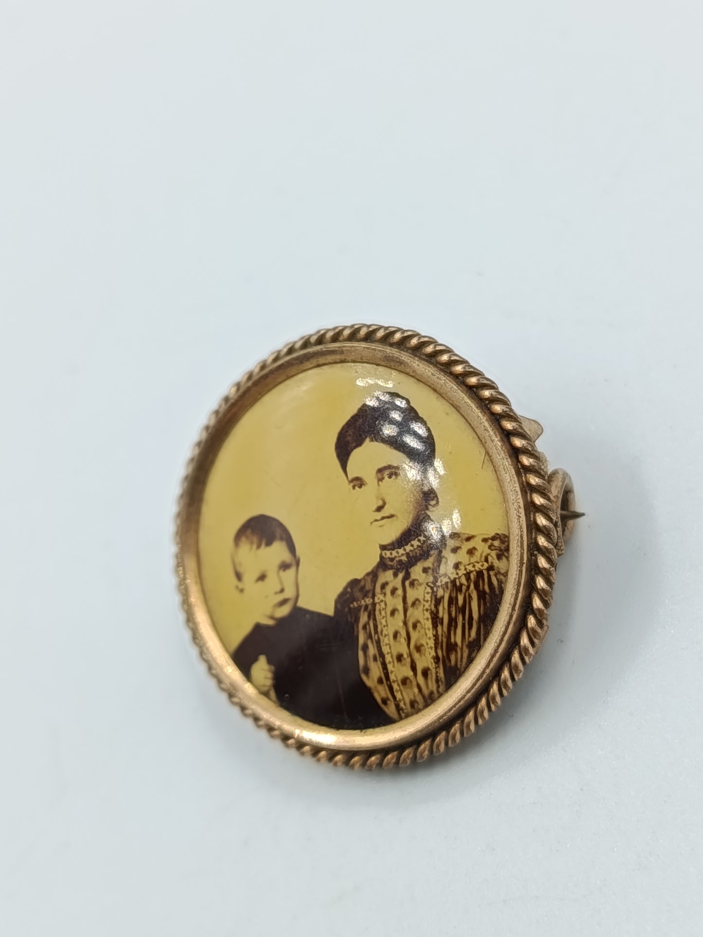 Antike Fotobrosche mit Portrait unter Glas