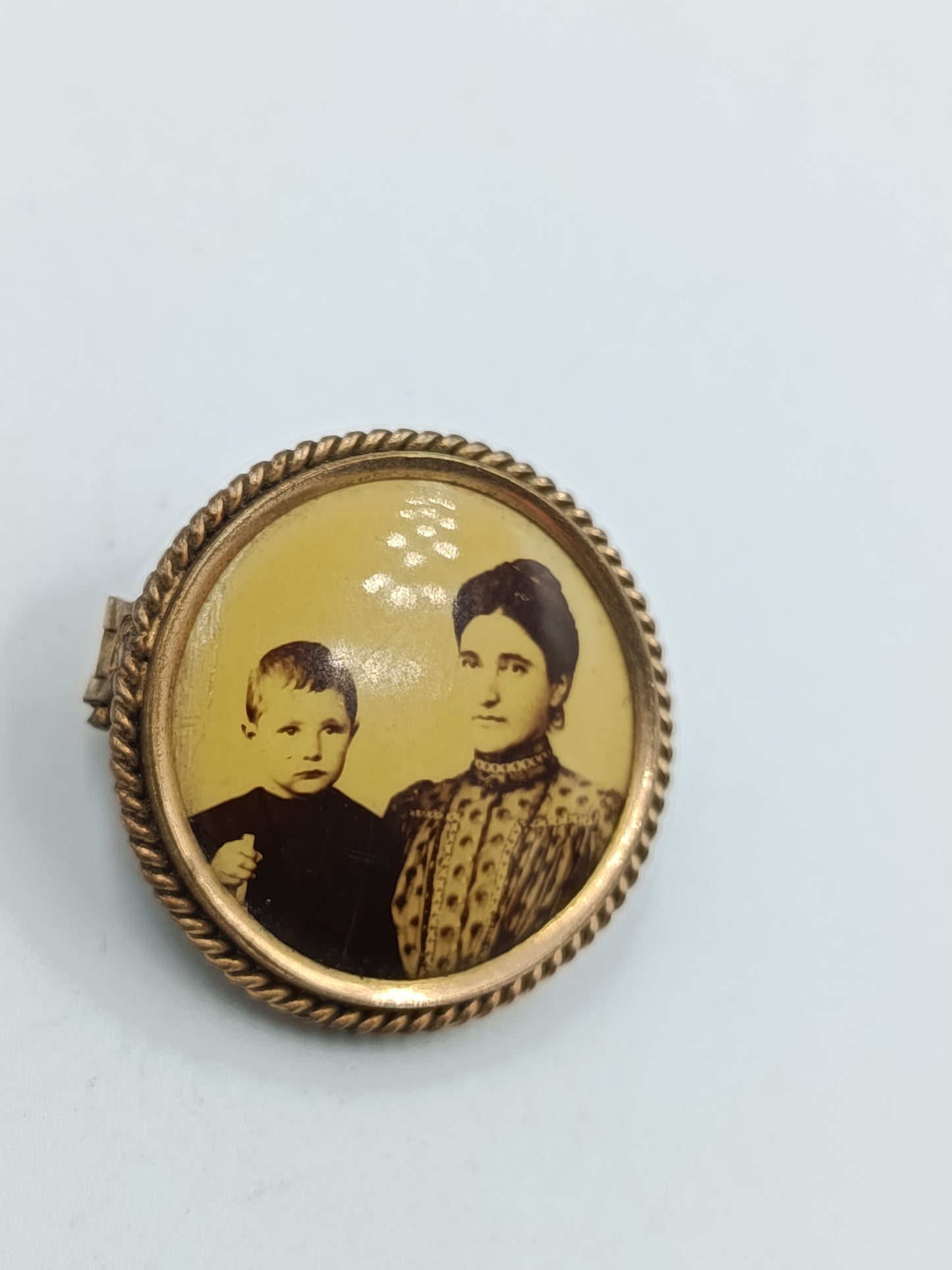 Antike Fotobrosche mit Portrait unter Glas