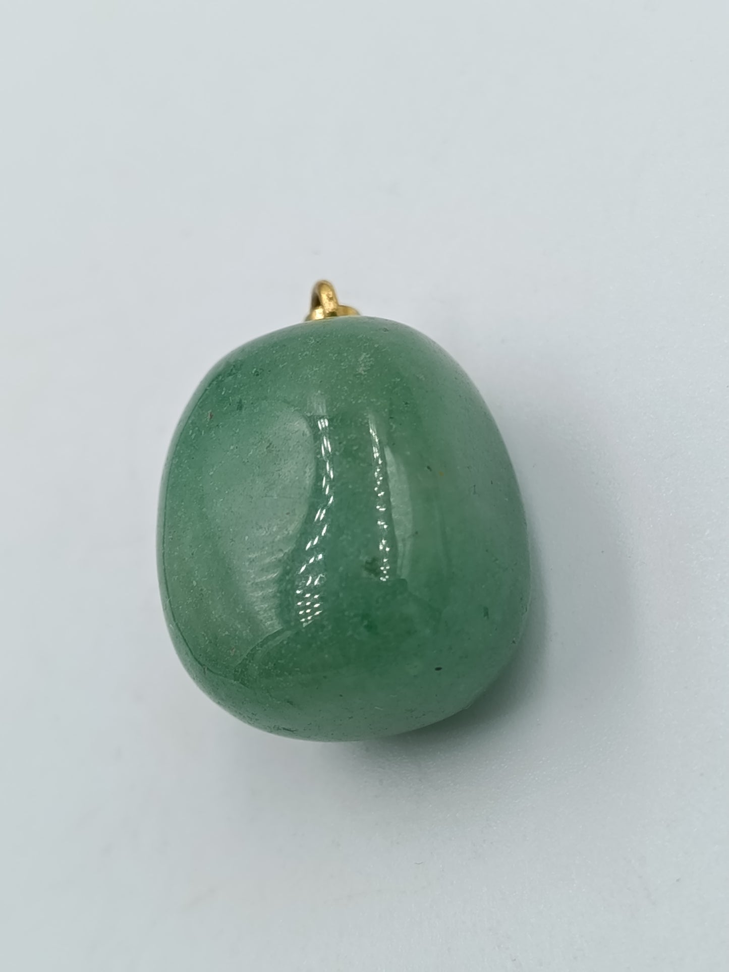 Grüner Aventurin-Anhänger mit polierter Oberfläche