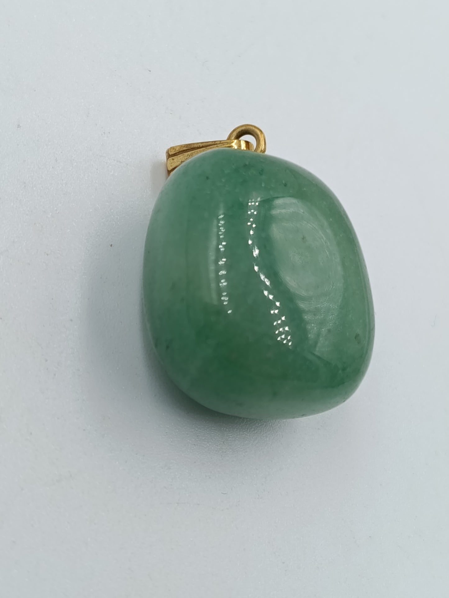 Grüner Aventurin-Anhänger mit polierter Oberfläche