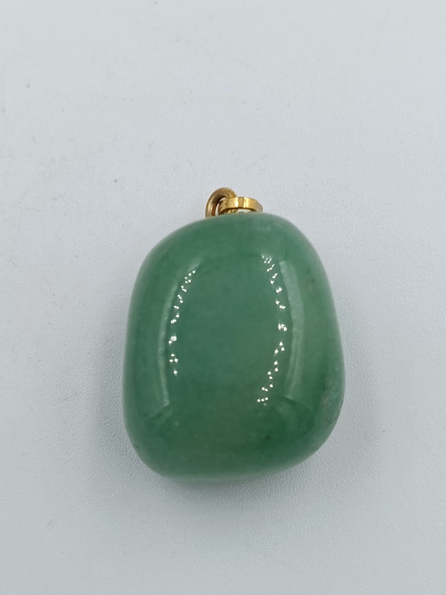 Grüner Aventurin-Anhänger mit polierter Oberfläche